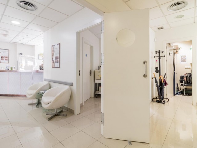Comercial con 10 Dormitorios  en Nueva Andalucía