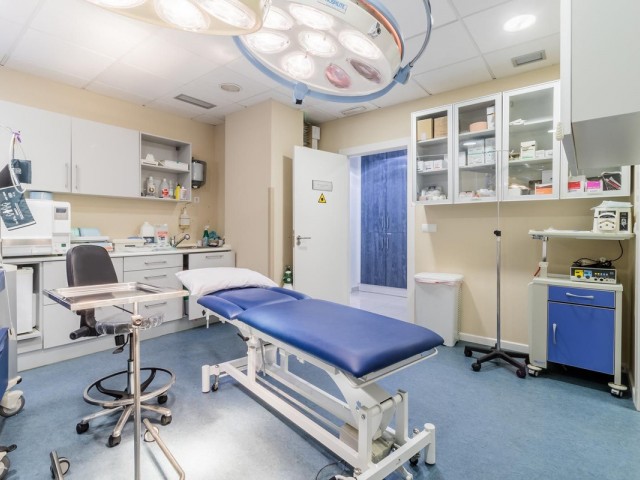 Comercial con 10 Dormitorios  en Nueva Andalucía