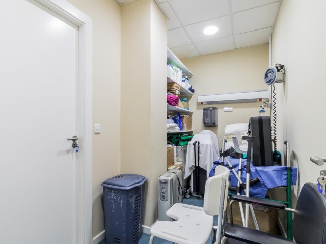 Comercial con 10 Dormitorios  en Nueva Andalucía