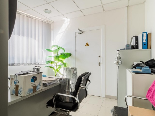 Comercial con 10 Dormitorios  en Nueva Andalucía