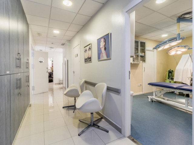 Comercial con 10 Dormitorios  en Nueva Andalucía