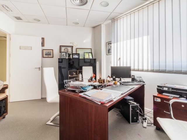 Comercial con 10 Dormitorios  en Nueva Andalucía