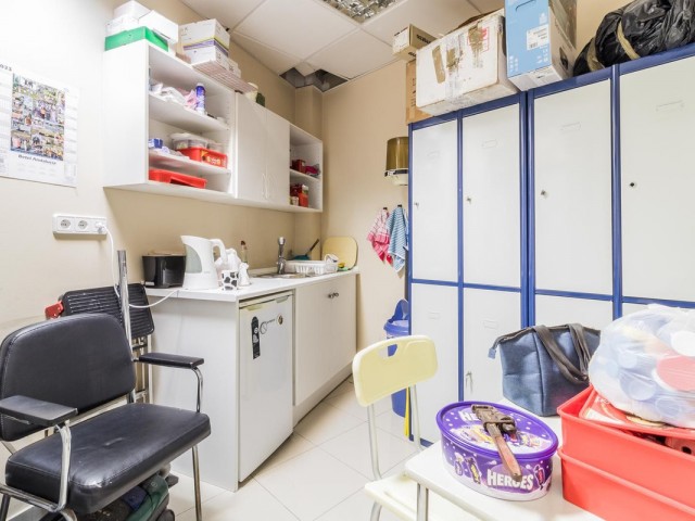 Comercial con 10 Dormitorios  en Nueva Andalucía