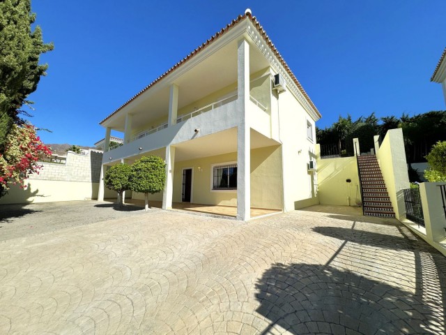 Villa, Estepona, R4544410