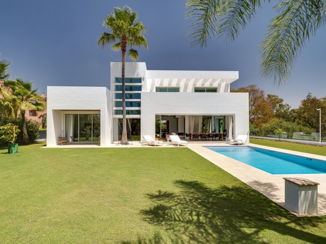 4 Bedrooms Villa in Guadalmina Baja