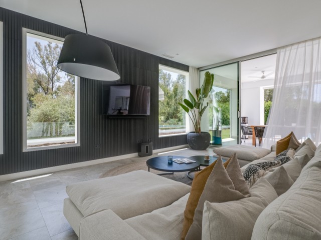 4 Bedrooms Villa in Guadalmina Baja