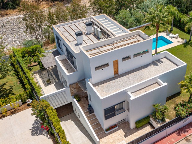 4 Bedrooms Villa in Guadalmina Baja