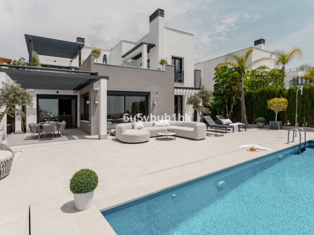 Maison mitoyenne avec 4 Chambres  à Estepona