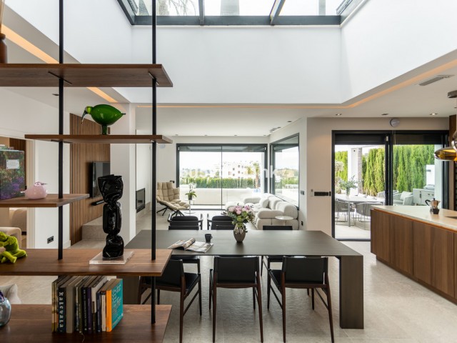 Maison mitoyenne avec 4 Chambres  à Estepona