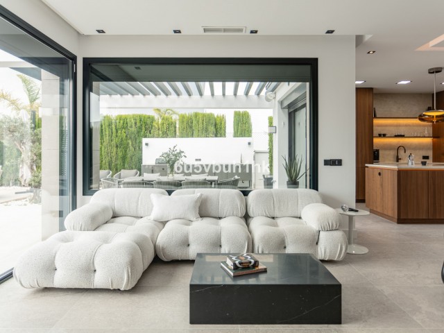 Maison mitoyenne avec 4 Chambres  à Estepona