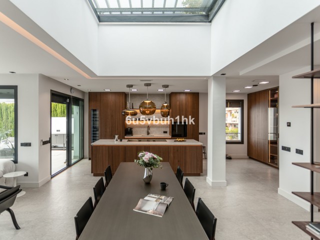 Maison mitoyenne avec 4 Chambres  à Estepona