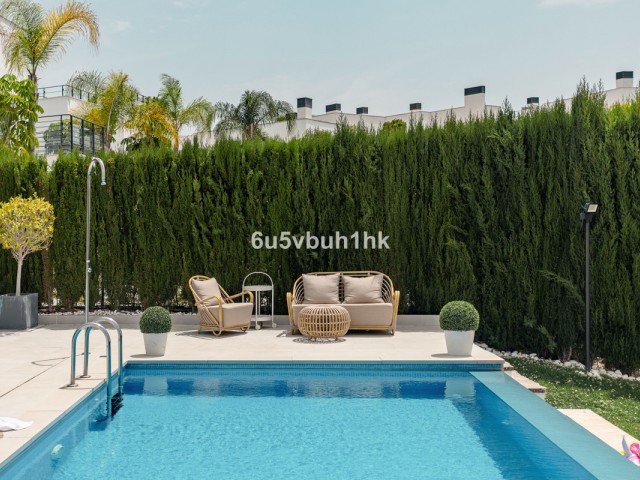 Maison mitoyenne avec 4 Chambres  à Estepona
