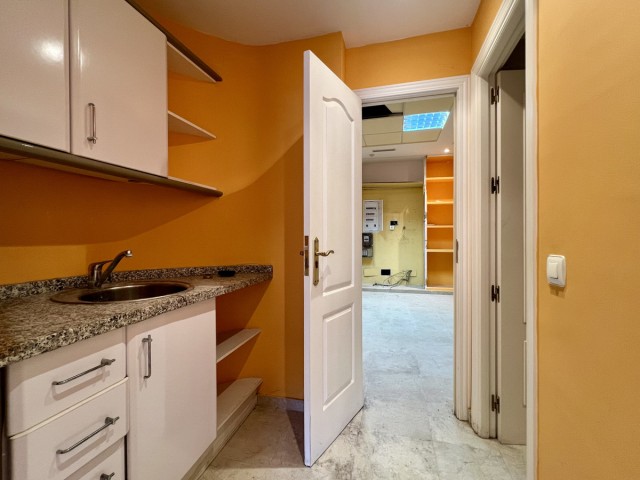 Liikekiinteistö, Guadalmina Alta, R5129974