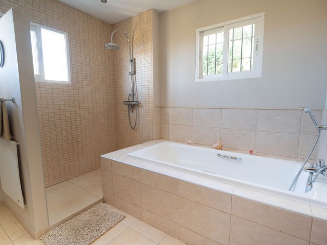 5 Bedrooms Villa in Mijas