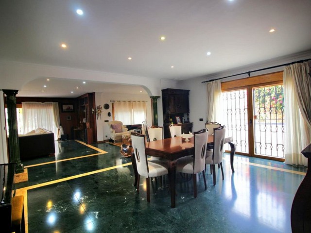 Villa avec 6 Chambres  à Benalmadena