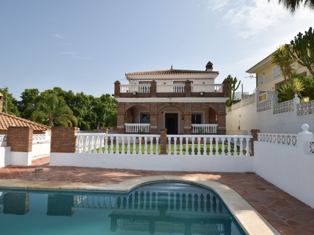 Villa con 5 Dormitorios  en El Rosario