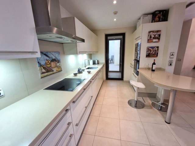 Apartamento con 3 Dormitorios  en Altos de los Monteros