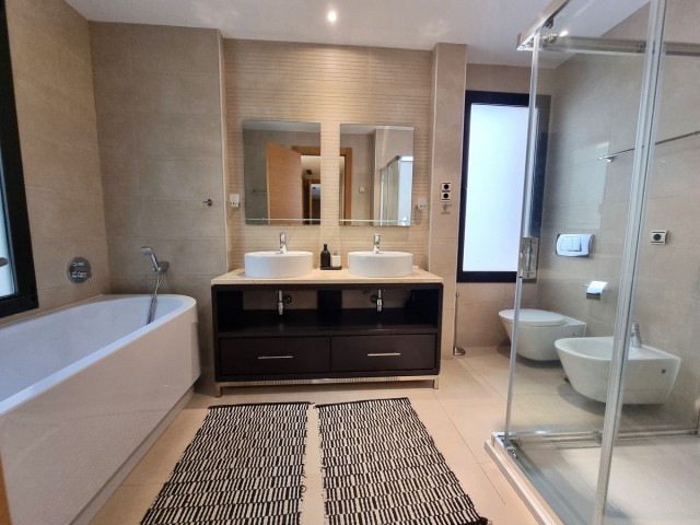 Apartamento con 3 Dormitorios  en Altos de los Monteros