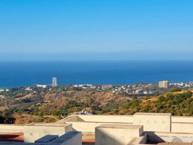 Apartamento con 3 Dormitorios  en Altos de los Monteros