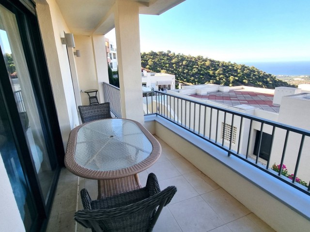 Apartamento con 3 Dormitorios  en Altos de los Monteros
