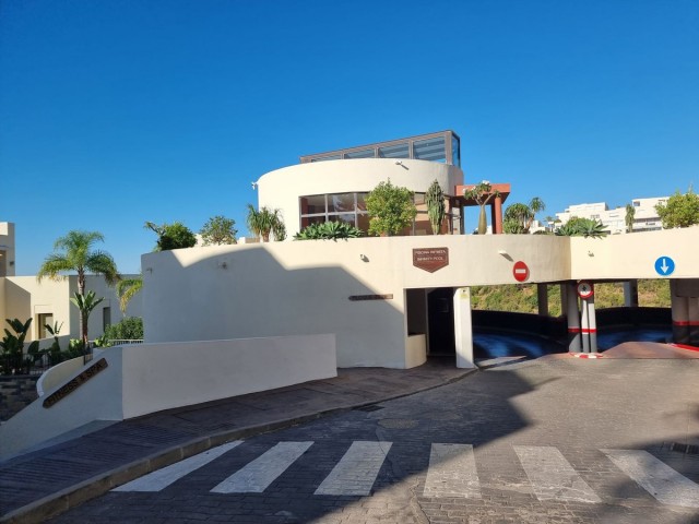 Apartamento con 3 Dormitorios  en Altos de los Monteros