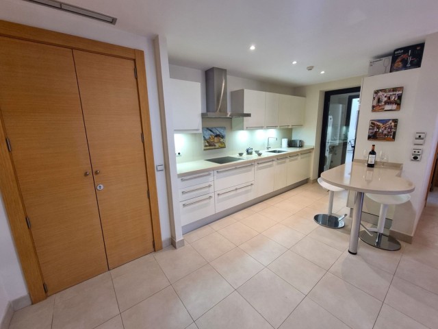Apartamento con 3 Dormitorios  en Altos de los Monteros