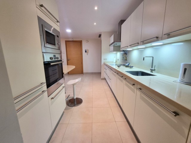 Apartamento con 3 Dormitorios  en Altos de los Monteros