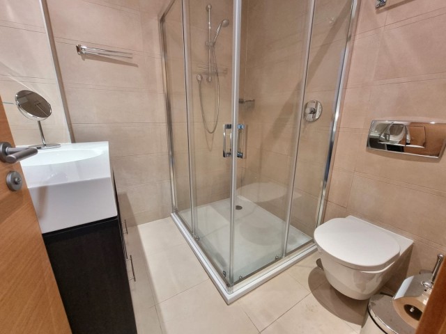 Apartamento con 3 Dormitorios  en Altos de los Monteros