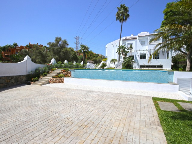 5 Bedrooms Townhouse in Nueva Andalucía