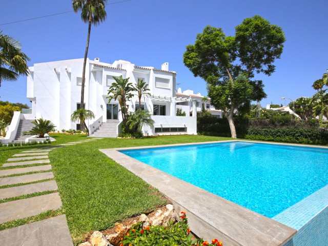 5 Bedrooms Townhouse in Nueva Andalucía