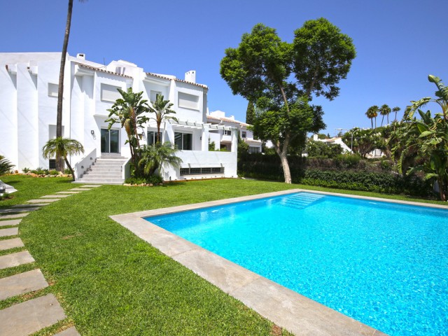 5 Bedrooms Townhouse in Nueva Andalucía