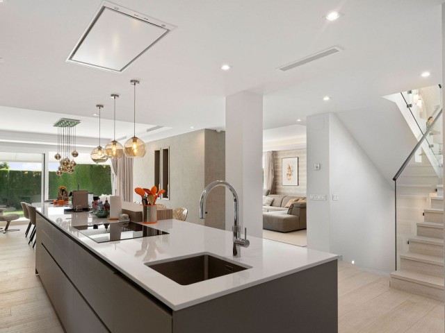 5 Bedrooms Villa in Nueva Andalucía