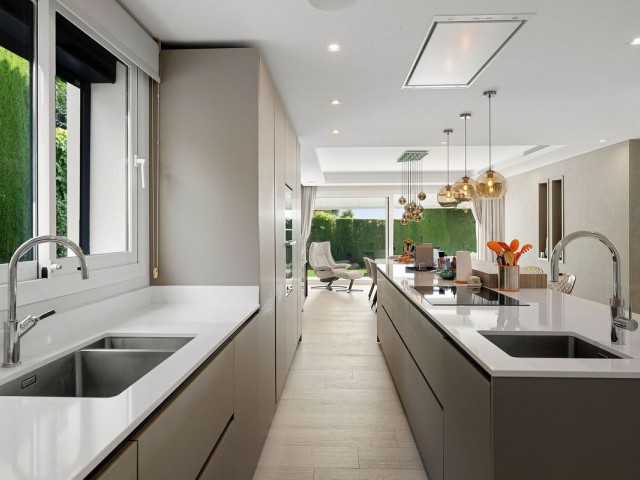 5 Bedrooms Villa in Nueva Andalucía