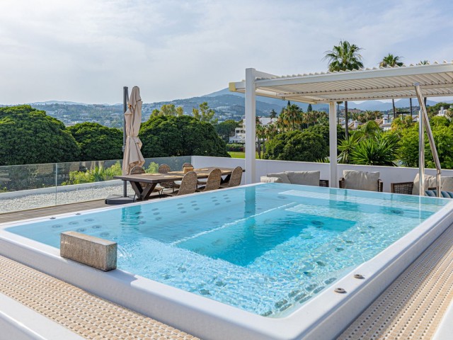 Villa avec 6 Chambres  à Nueva Andalucía