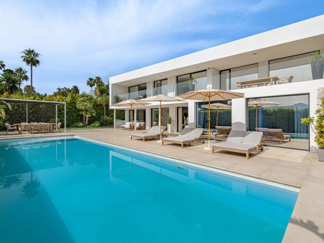 Villa avec 6 Chambres  à Nueva Andalucía