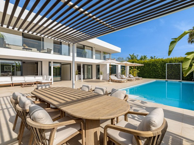 Villa avec 6 Chambres  à Nueva Andalucía