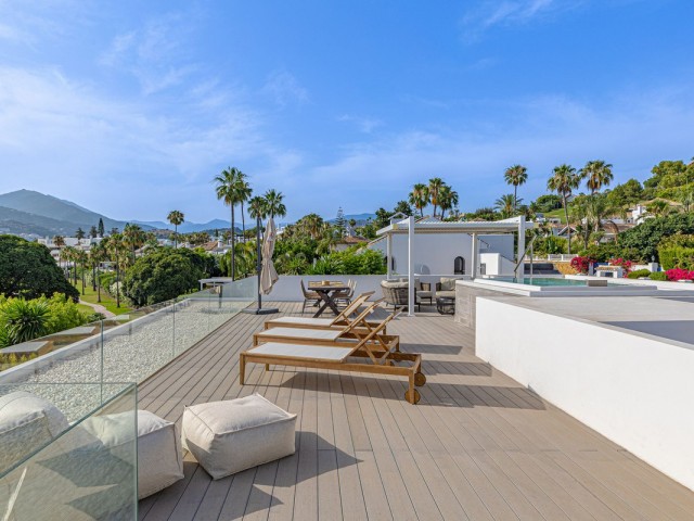 Villa avec 6 Chambres  à Nueva Andalucía