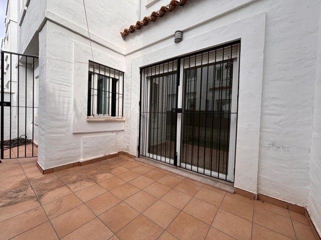 Maison mitoyenne avec 3 Chambres  à Nueva Andalucía