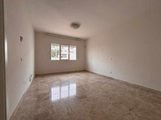 Maison mitoyenne avec 3 Chambres  à Nueva Andalucía