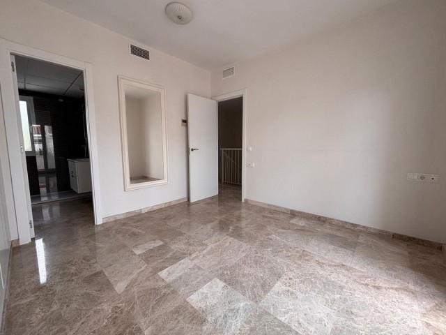 Maison mitoyenne avec 3 Chambres  à Nueva Andalucía