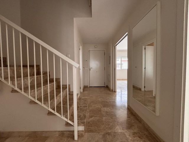 Maison mitoyenne avec 3 Chambres  à Nueva Andalucía