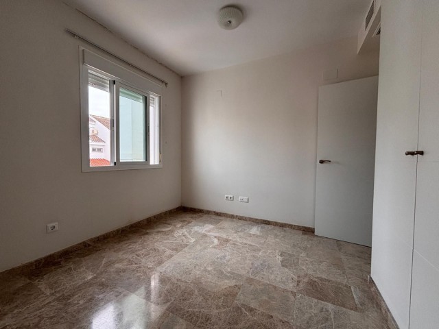 Maison mitoyenne avec 3 Chambres  à Nueva Andalucía