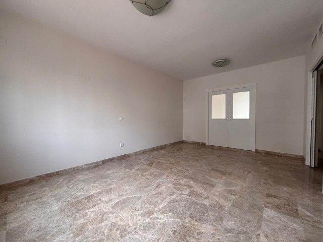 Maison mitoyenne avec 3 Chambres  à Nueva Andalucía