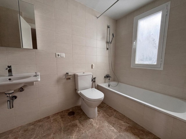 Maison mitoyenne avec 3 Chambres  à Nueva Andalucía