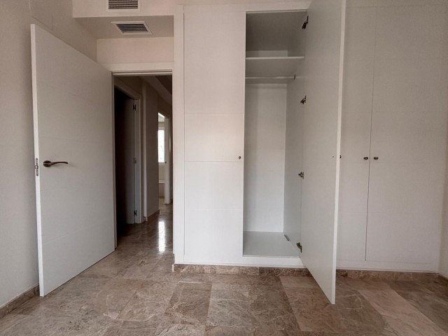 Maison mitoyenne avec 3 Chambres  à Nueva Andalucía