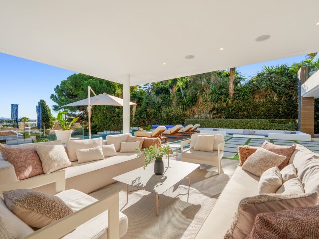 Villa avec 5 Chambres  à Nueva Andalucía