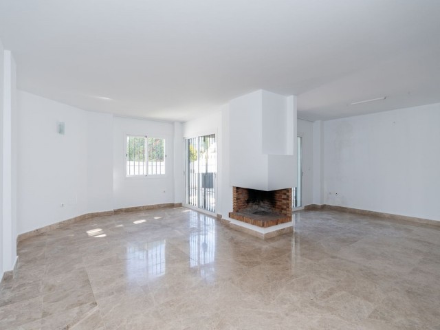 Maison mitoyenne avec 3 Chambres  à Nueva Andalucía