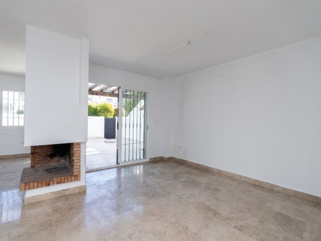 Maison mitoyenne avec 3 Chambres  à Nueva Andalucía