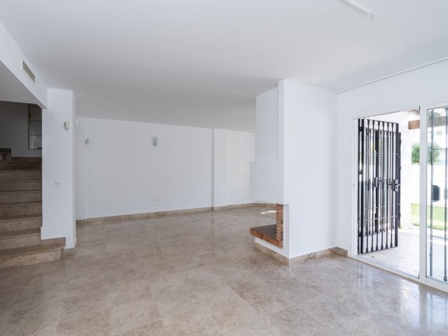 Maison mitoyenne avec 3 Chambres  à Nueva Andalucía