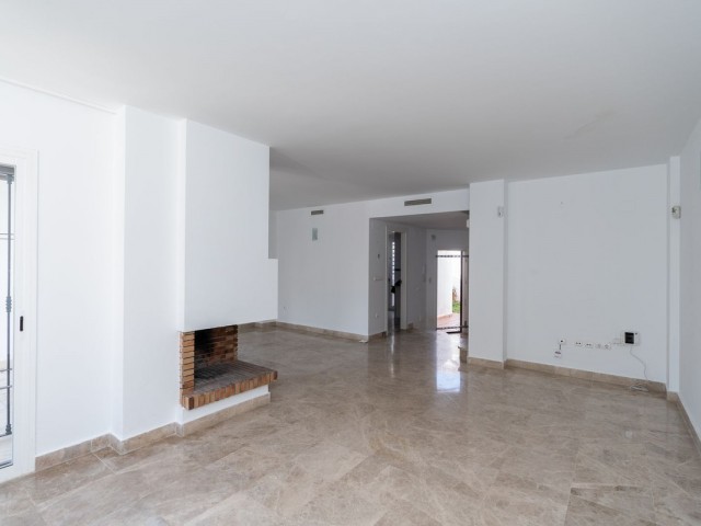 Maison mitoyenne avec 3 Chambres  à Nueva Andalucía